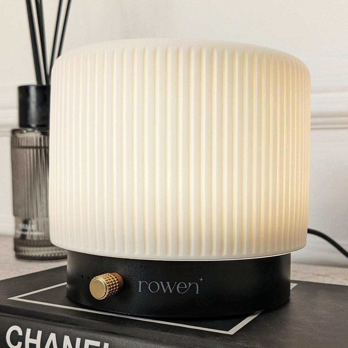 Fiorella Electronic Black & White Aroma Mist Diffuser Lamp - Bridgnorth Furniture